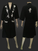 Load image into Gallery viewer, French lace cotton jersey robe with belt 